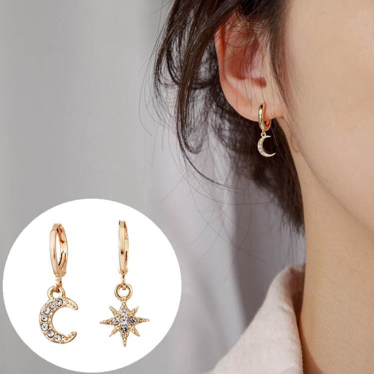 1 Pasang Anting Stud Bentuk Bulan Bintang Asimetris Bahan Logam Aksen Berlian Gaya Korea Untuk Wanita