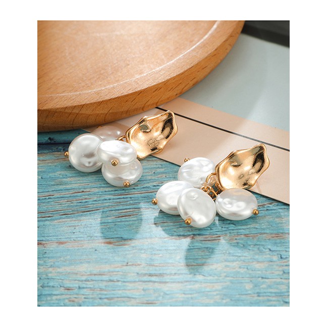 LRC Anting Tusuk Fashion Gold Pearl Irregular Geometric Earrings D19356