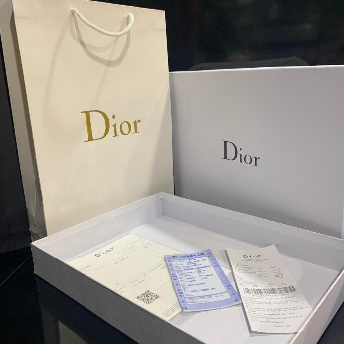 

Box Packaging Christian Diorr + Paper Bag ( Harus Beli Dengan Baju )