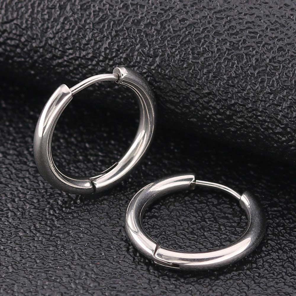 1 Pasang Anting Hoop Bulat Mini Bahan Titanium Steel Gaya Punk Klasik Untuk Pria Dan Wanita