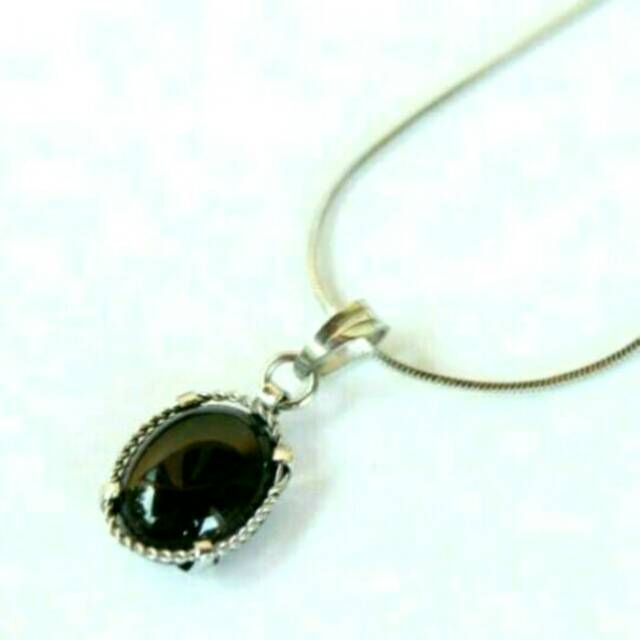 Kalung liontin batu giok hitam
