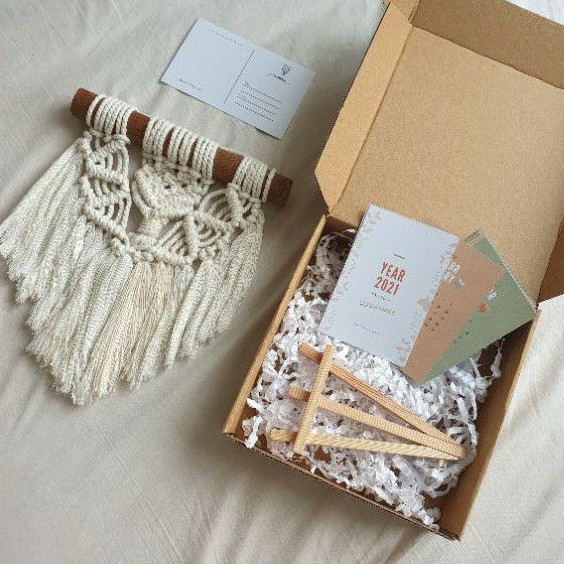 

Hampers macrame wall hanging & calendar 2026 aesthetic