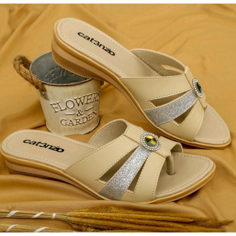 Sendal Wedges Wanita CZ-1 / Slop Ibu Ibu Ngaji Belanja Mall / Sandal Murah Krem, 37