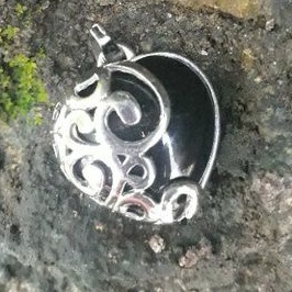 liontin love batu titanium