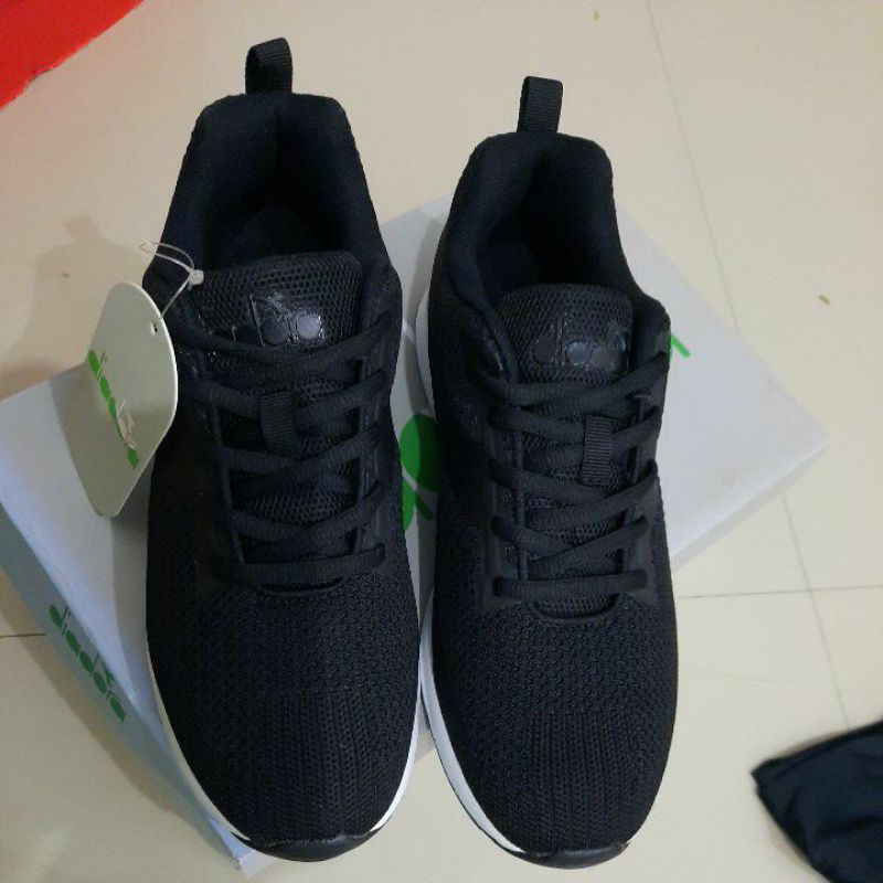 sepatu diadora Valerio hitam 39.40.44