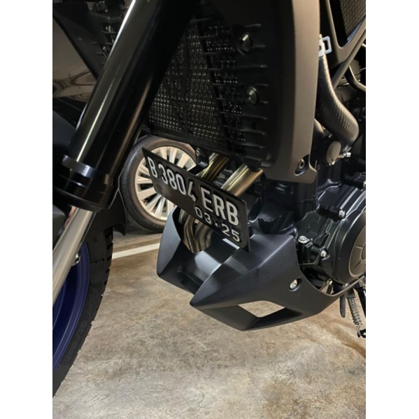 Bracket Nopol Bawah Radiator Yamaha MT25 R25 – Dudukan Plat Nomor Depan Motor Sport By EnVenom