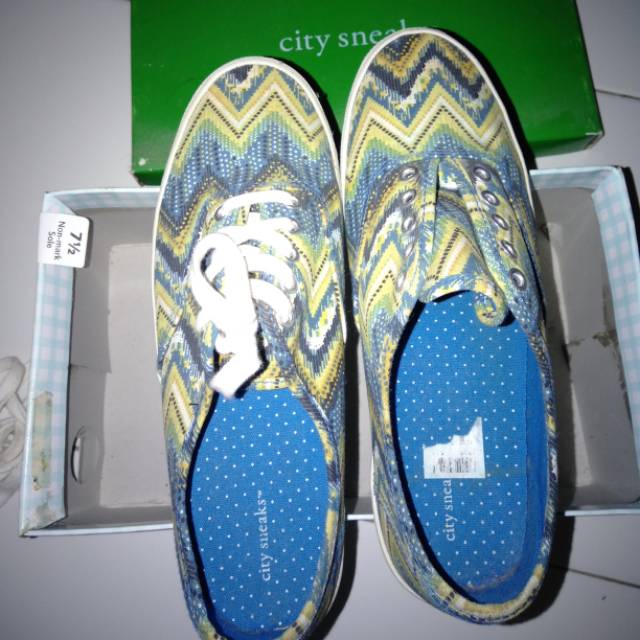 PRELOVED~PAYLESS CITY SNEAKERS TRIBALL