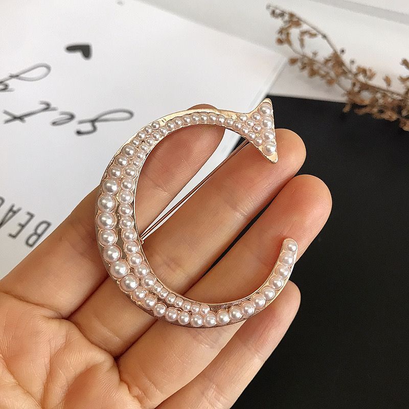 Bros Pin Bentuk Huruf Inggris Aksen Mutiara Bahan Metal Untuk Aksesoris Jaket Sweater Wanita