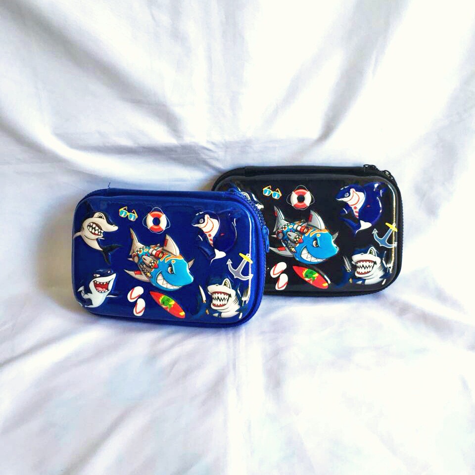 

Tempat Pensil Jumbo Timbul Motif Hiu/Smiggle