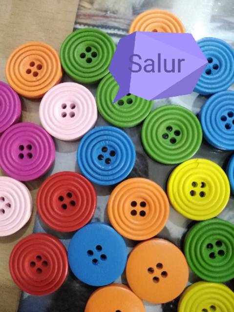 Kancing kayu warna 100 pcs diameter 1.5 &amp; 2 cm