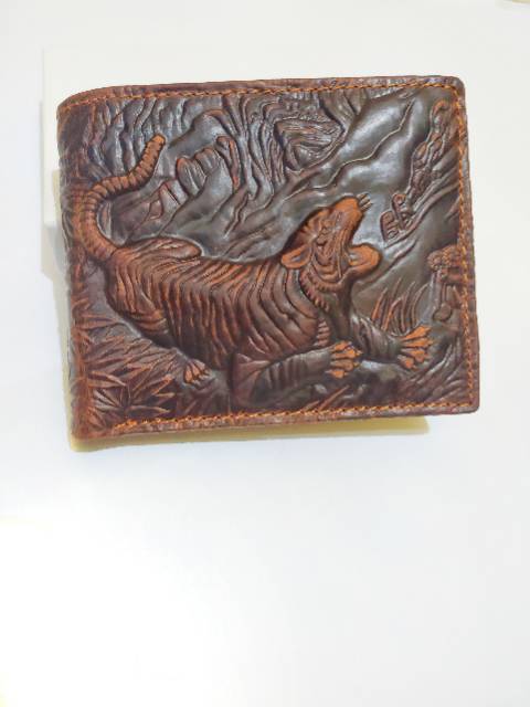 DOMPET KULIT SAPI MOTIF TIMBUL MACAN