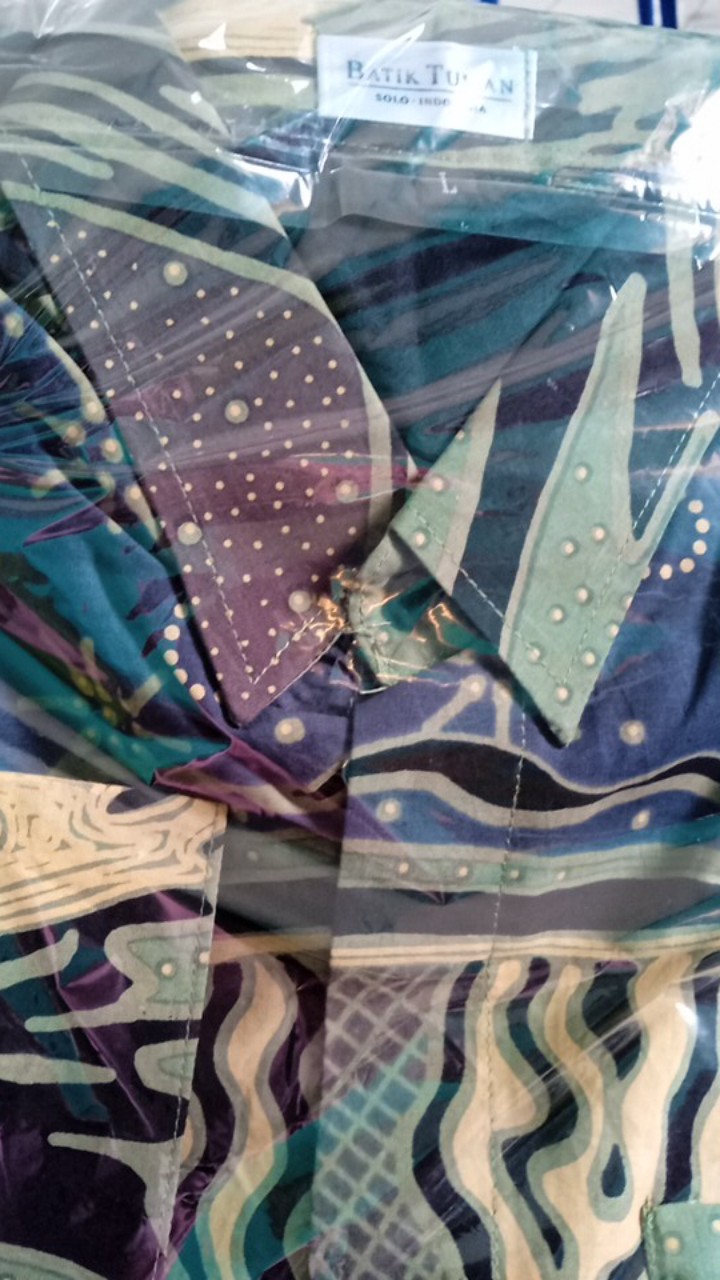 Pondrakarna Mint Green Kemeja Batik Pria Warna Hijau Pastel Batik Mega Mendung Bahan Katun