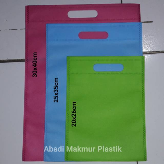 

Tas Kain Spunbond Oval / Goodie Bag / Tas Souvenir