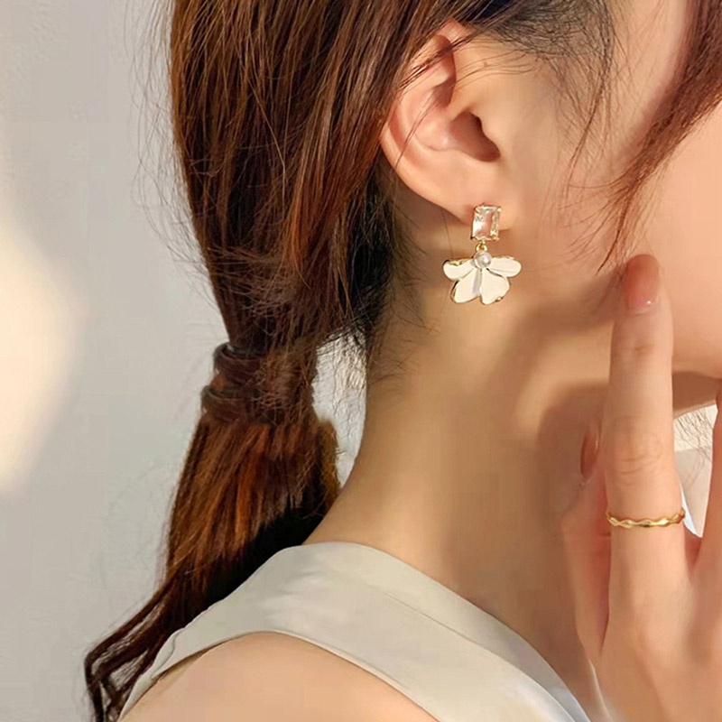 Anting Tusuk Motif Bunga Klasik Elegan Ala Perancis / Retro Warna Putih Untuk Wanita