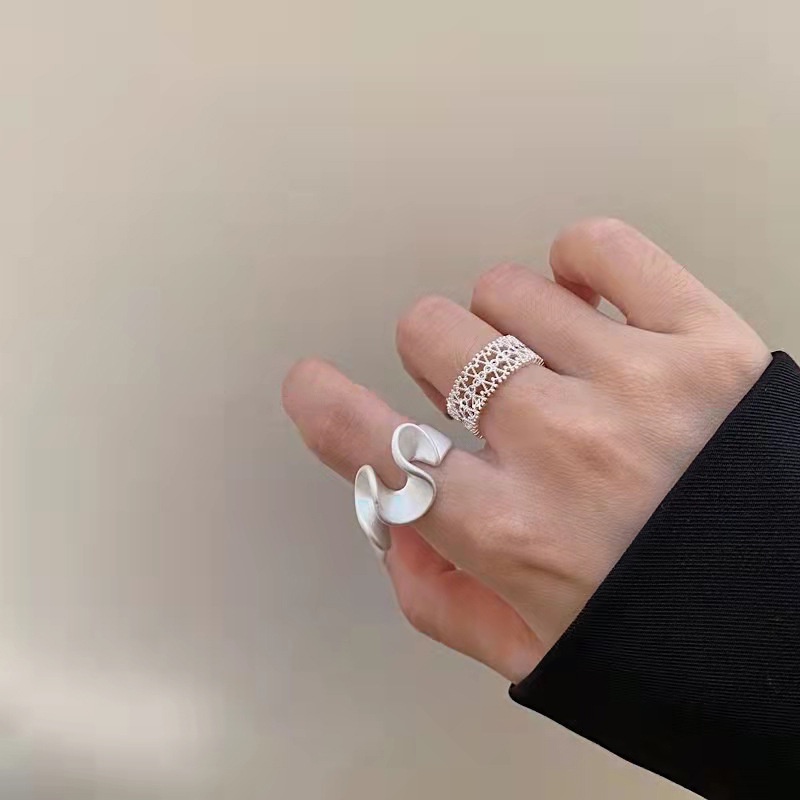 Cincin Open Ring Adjustable Desain Gelombang Bahan Lace Matte Untuk Wanita