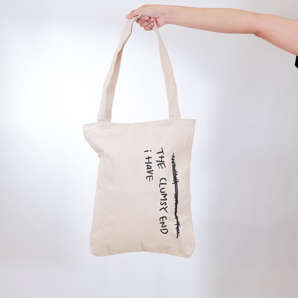 Tote Bag Kanvas Wanita dengan Resleting - Desain 'The Clumsy End I Have' dalam Warna Broken White yang Unik