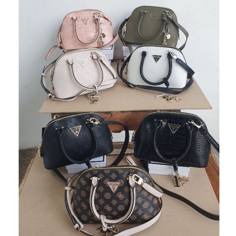 Guess maddy turnlock dome 2499**