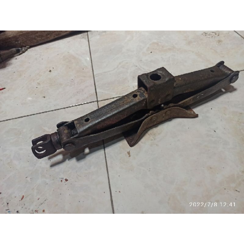 dongkrak mobil bekas besi tebal
