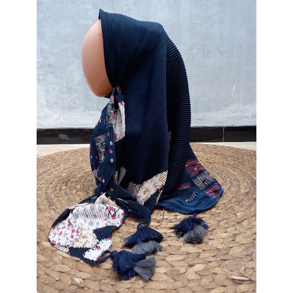 Hijab segiempat plisket motif