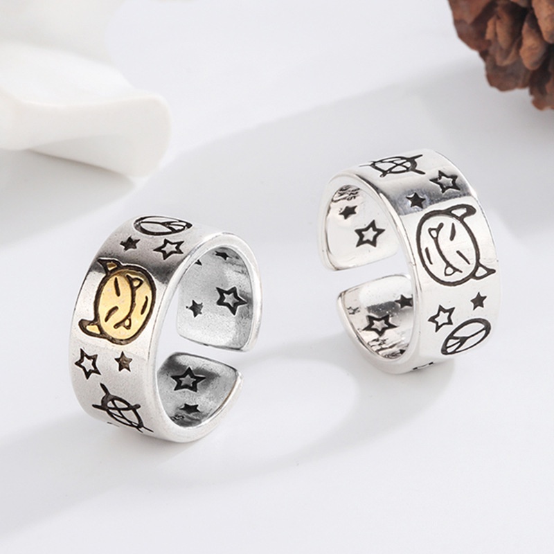 Cincin Desain Wajah Setan Tersenyum Bahan Stainless Steel Warna Emas Gaya Retro Untuk Wanita