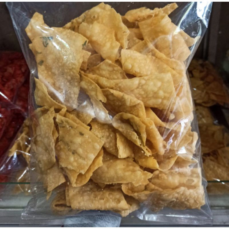

keripik pangsit,kripik bawang,makanan ringan,kripik gurih,kue kering