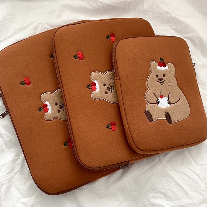 Sleeve Pouch Sarung Tas Bag Case Ipad Tab Tablet Macbook Air Pro Laptop Asus Acer Lenovo HP Huawei 11 12 13 14 15 inch Motif Gambar Beruang Bear Cake Kue Warna Coklat Brown Lucu Cute Murah Korean Model