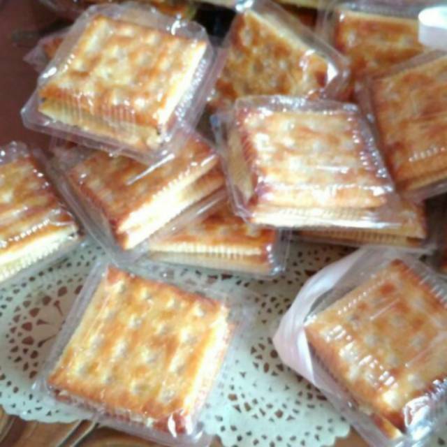 

Kue tape keju