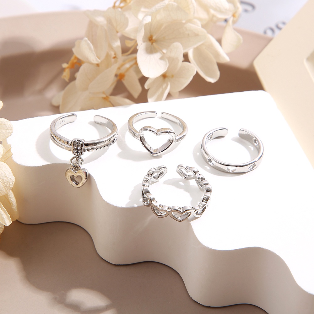 4pcs / Set Cincin Silver Desain Hati Hollow Hias Kristal Untuk Wanita