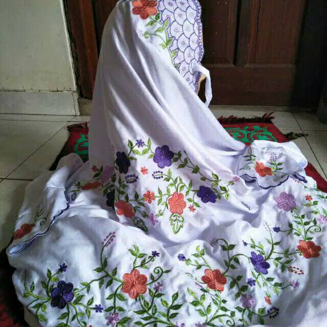 Mukena Bordir Semi Sutra Tekstur Kain Bunga Kecil