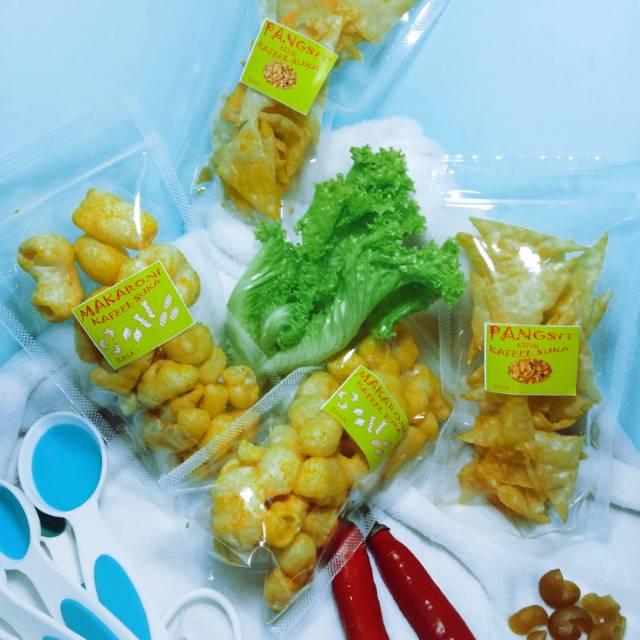 

snack makaroni 'kafeel suka'/ pangsit kriuk 'kafeel suka'