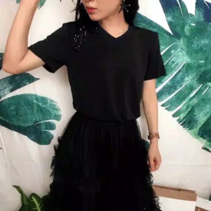 Kaos V Neck Hitam Polos / T shirt (semi oversize)