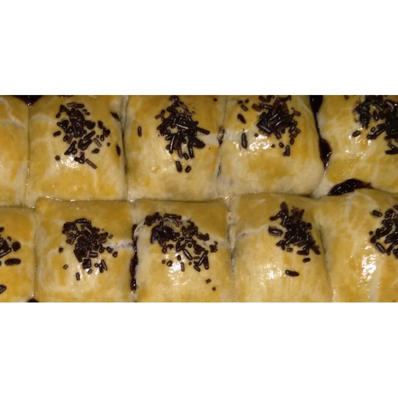 

Bolen pisang dan bolen stik (tanpa pisang) fresh from oven