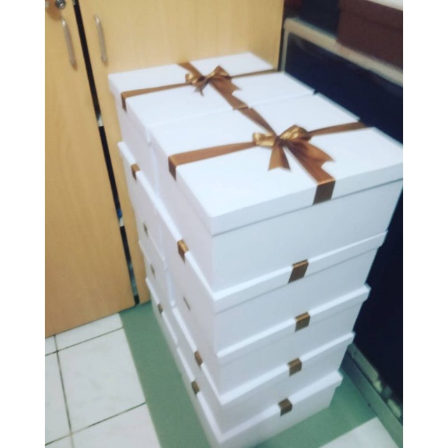 

Kotak Kado 35X25X15 Cm Putih Berpita