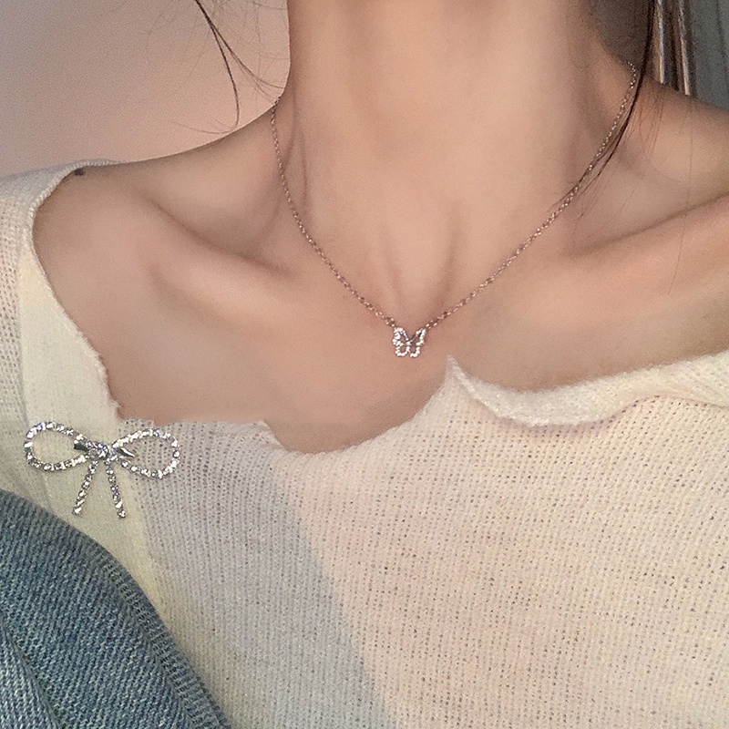 Kalung Choker Rantai Desain Kupu-Kupu Hollow Aksen Kristal Gaya Korea Untuk Wanita