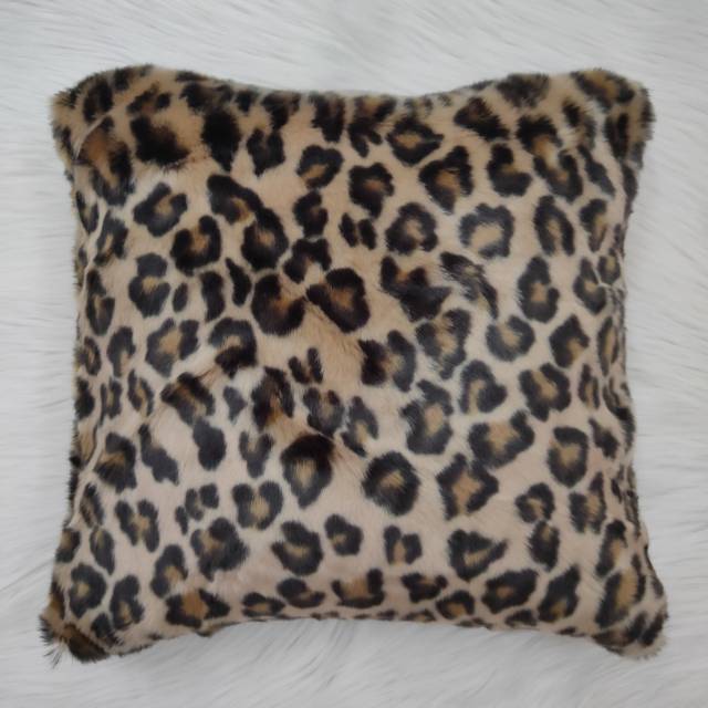 Sarung bantal bulu 40x40 leophard