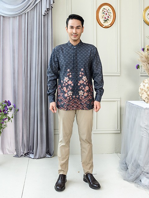 Keenan Shirt in Endless Sea - Wearing Klamby