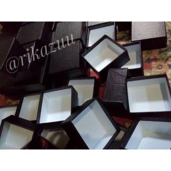 

Diskon Khusus<,.qdw-965 kotak kado gift box hitam 8x8x4