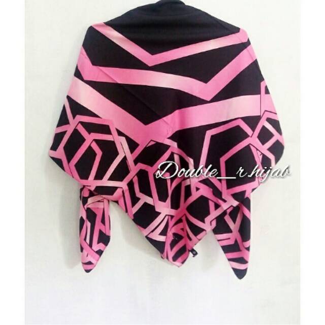 segi empat satin black armanie by dafanya