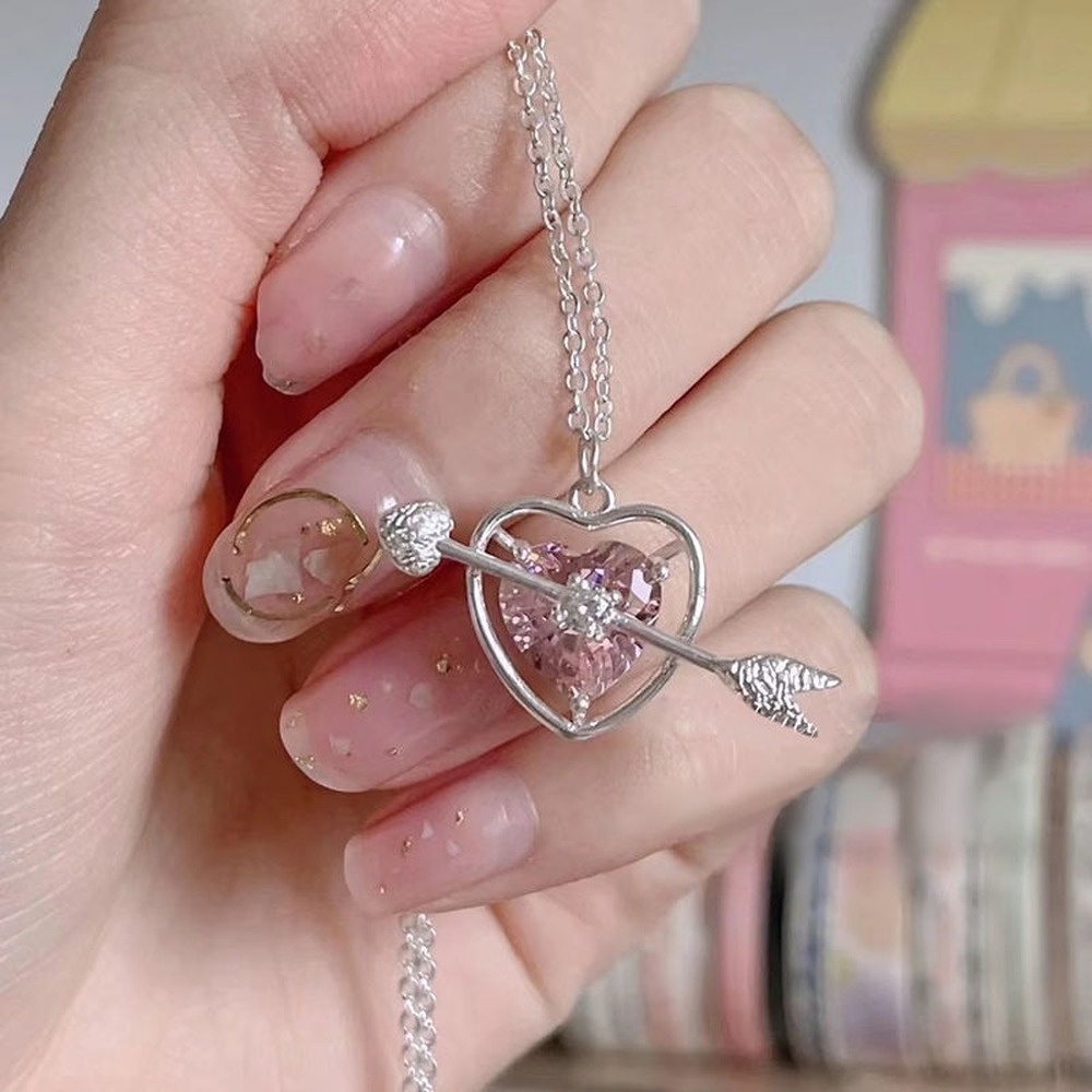 Kalung Desain Panah Cupid Hati Aksen Berlian Warna Pink Untuk Hadiah Pacar Perempuan