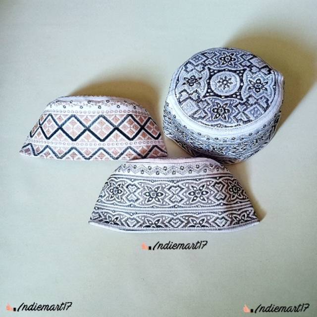 Peci dewasa oman lokal kotak bunga putih