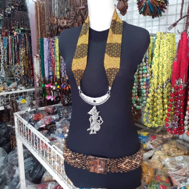 Kalung kain batik wayang besar