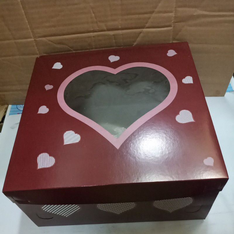 

Dus Box Kotak Kue Hias Merah Maroon Jendela Hati 25x25x12 cm