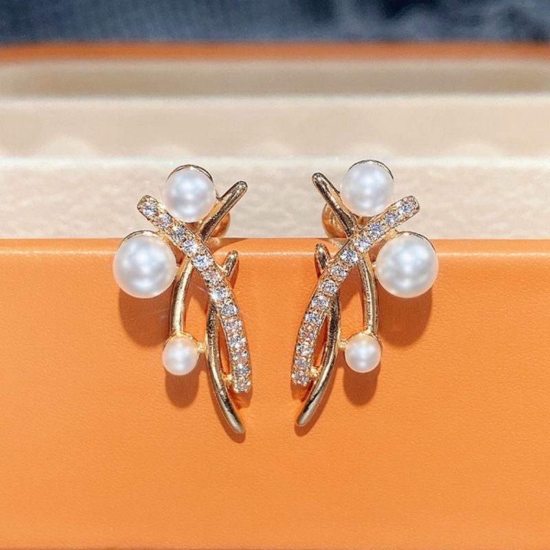 Anting Tindik Desain Garis Silang Aksen Mutiara Warna Emas Untuk Wanita