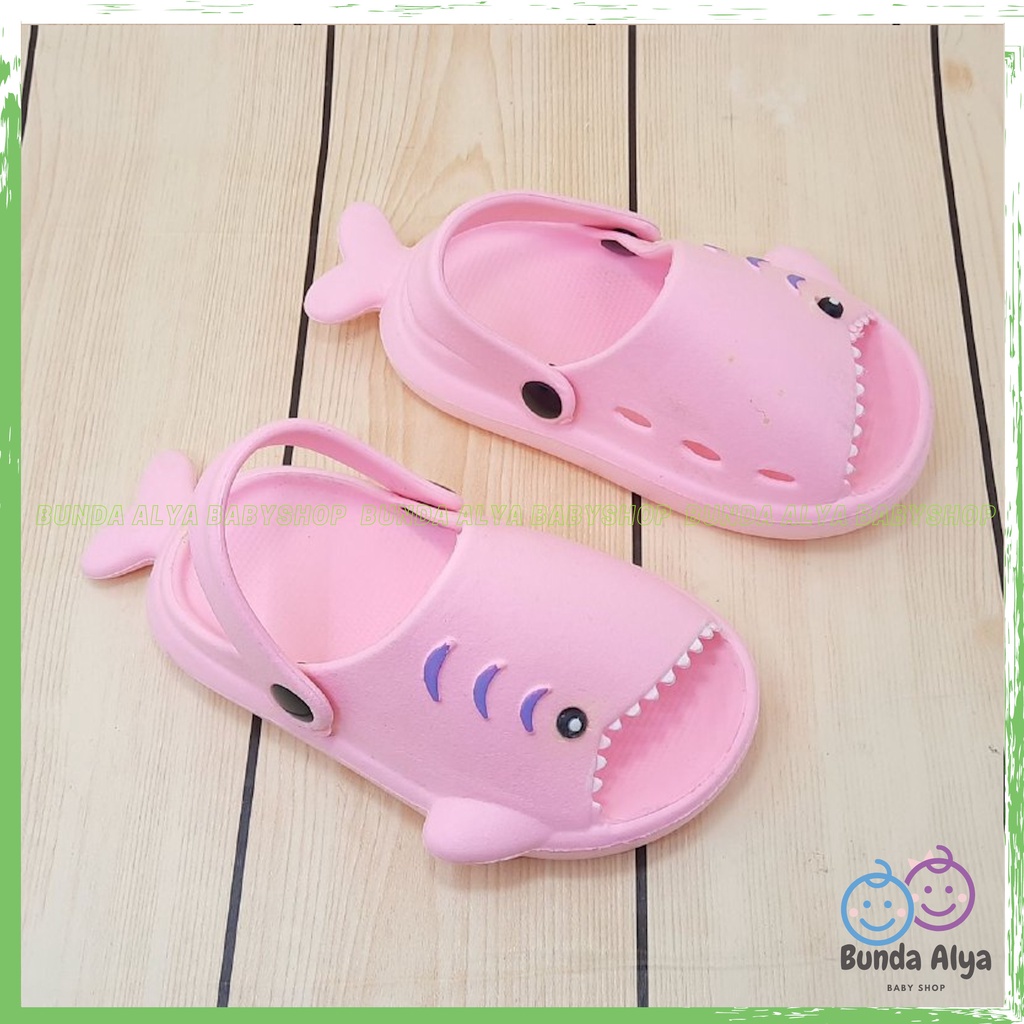 Sendal Anak Perempuan IMPORT Usia 3 4 5 Tahun Baby Shark Lentur Elastis - Sepatu Sandal Slop Anak Cewek Model Ikan Lucu PINK Sendal Anak Cowok Cewek Kret Anti Licin Sendal Slop Anak Tali Belakang Nyaman Dipakai Size 24-28