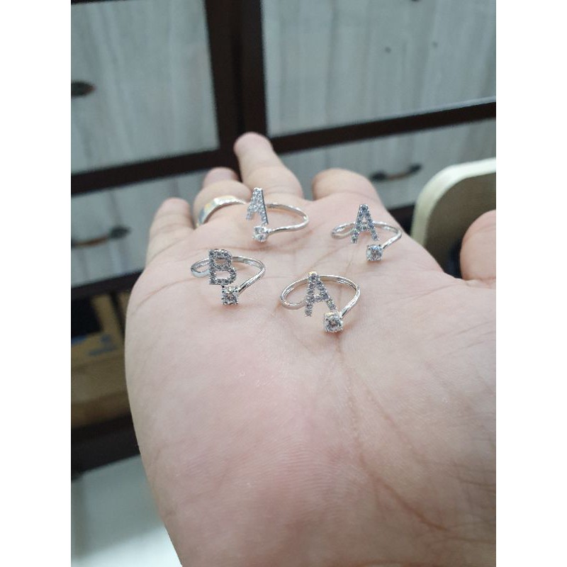 cincin emas putih inisial A dan B