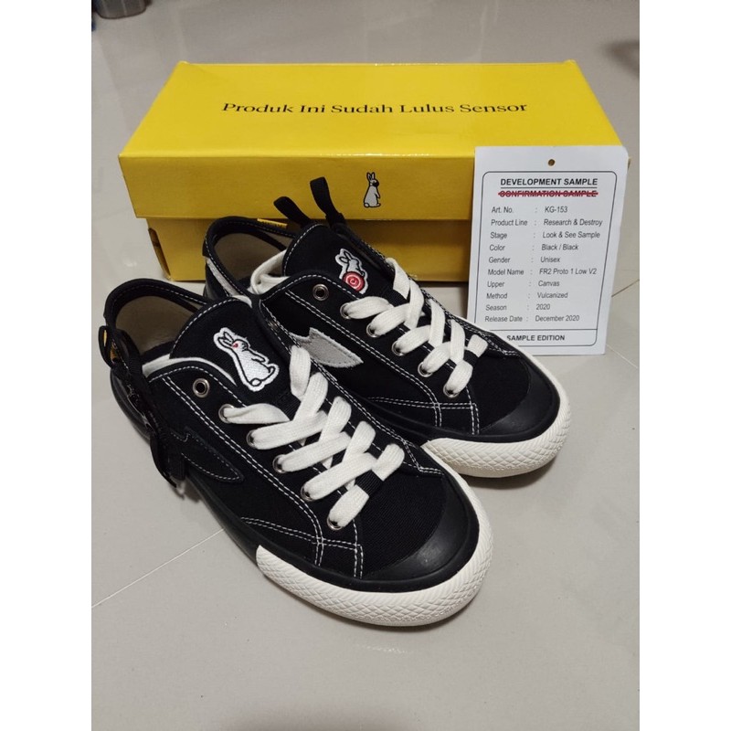 Compass FR2 low V2 Proto 1 Sneakers