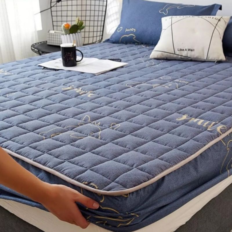 Sprei Waterproof Quilt Motif 180 x 200 Cm - Sprei Anti Air Bed Cover Lembut Nyaman Berkualitas-Biru Tua