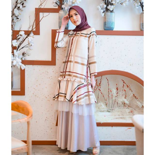 Minor akasha tunik wearing klamby