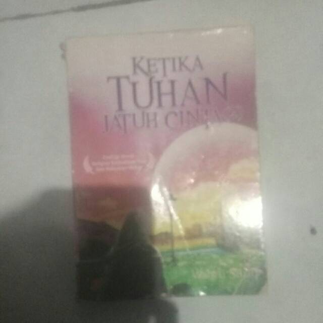 Buku ketika tuhan jatuh cinta