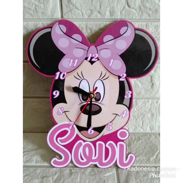 Jam dinding kayu karakter nama hadiah kado gift hampers custom ultah ulang tahun wisuda wedding nika